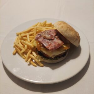 Гамбургер с беконом, сыром и карамелизированным луком